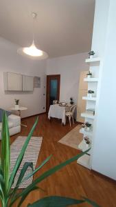 uma sala de estar com uma mesa e uma sala de jantar em Loving My Rooms 2 - delizioso appartamento in centro em Gorizia