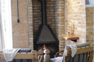 uma lareira de tijolos com um fogão em Pietra Rossa- Vale dos Vinhedos em Bento Gonçalves