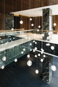 Um monte de esferas de vidro penduradas no tecto. em 8010 Urban Living- Luxury Home Experience em Bogotá