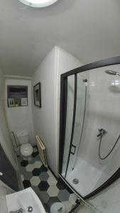 La salle de bains est pourvue d'une douche et de toilettes. dans l'établissement King St Cosy - wood stove & ice maker, à Loughborough