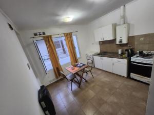 une petite cuisine avec une table et des chaises. dans l'établissement Departamento Céntrico P. Palma, à Paraná