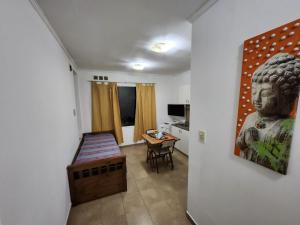 une chambre avec une table et une statue sur le mur dans l'établissement Departamento Céntrico P. Palma, à Paraná