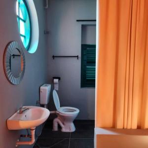 uma casa de banho com um lavatório, um WC e um espelho. em Ipoh town centre - safari 5 pax(2BR) em Ipoh