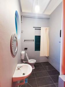 uma casa de banho com um lavatório, um WC e um espelho. em Ipoh town centre - safari 5 pax(2BR) em Ipoh