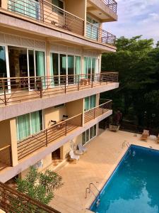 Kalangala的住宿－The Address Resort，享有带游泳池的建筑的空中景致