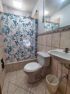 a bathroom with a toilet and a sink at Hostal Continental in Nazca