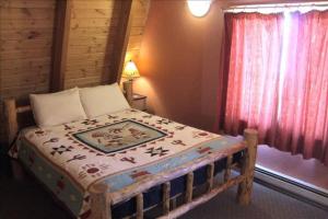 Krevet ili kreveti u jedinici u objektu Pet Friendly Darby Barn in Teton Valley