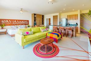 Posezení v ubytování Santamar by Tao Beach Condos with Pool & Walk to Ocean