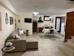 een woonkamer met een bank en een tafel bij Grace dell'isola dei Coralli in Decimomannu