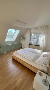 ein großes Bett in einem Schlafzimmer mit Fenster in der Unterkunft Wohnung am Spitalberg in Klagenfurt am Wörthersee