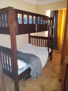 CeeJ'S Airbnb في Meru: سريرين بطابقين في غرفة
