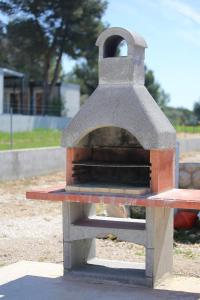 un horno de pizza sentado en la parte superior de un banco en Camp Ana, en Biograd na Moru