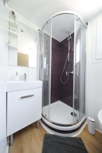 baño blanco con ducha y lavamanos en Camp Ana, en Biograd na Moru