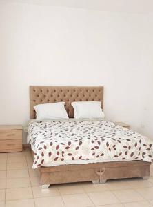 1 dormitorio con 2 almohadas en Condo Agadir, Morocco, en Agadir