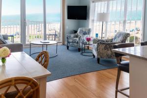 uma sala de estar com vista para o oceano em Sandpiper Beach Club em Cape May