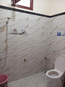 ein Bad mit einem WC und einer Dusche in der Unterkunft إقامة الخيمة للشقق المفروشة in El Aaiún