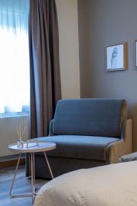 sala de estar con sofá y mesa en Hotel Alpina en Schiers