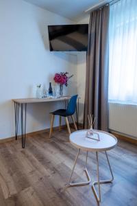 Habitación con mesa, silla y mesa. en Hotel Alpina en Schiers