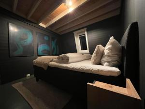 Postel nebo postele na pokoji v ubytování Central Architect-Designed Apartment