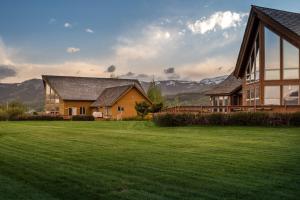 ein großes Haus mit einem großen Rasenplatz davor in der Unterkunft Teton Riverfront Property in Victor