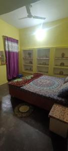 Tempat tidur dalam kamar di Namaste Homestay