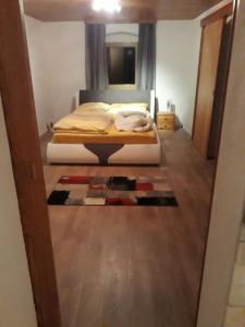 een slaapkamer met een bed en een spiegel bij Ruhe und Entspannung in Amesedt