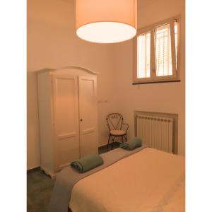 - une chambre avec deux lits, une chaise et une lampe dans l'établissement Dream House Ischia Zio Peppe, à Ischia