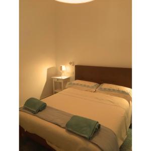 - une chambre avec un lit et 2 serviettes vertes dans l'établissement Dream House Ischia Zio Peppe, à Ischia