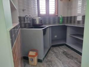 una pequeña cocina con fregadero y fregadero en Vrindavan, en Mysore