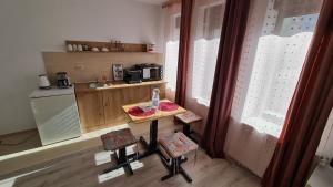 una pequeña cocina con mesa y 2 sillas en Pomiculturii Residence 2, en Timisoara