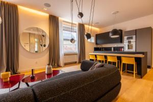 ein Wohnzimmer mit einem Sofa und einer Küche in der Unterkunft Main Square Luxury Apartment View Central Residence Zagreb in Zagreb