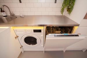 cocina con lavadora en higgihaus Apartment 3 Clare Street Aparthotel Central Location en Bristol