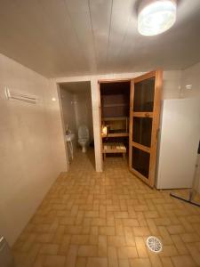 ein leeres Zimmer mit WC und Bad in der Unterkunft SportHome in Rovaniemi