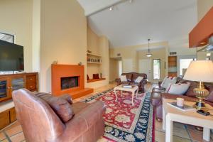 sala de estar con muebles de cuero y chimenea en Borrego Springs Retreat with Hot Tub Pets OK!, en Borrego Springs
