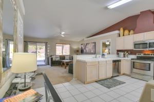 een keuken met witte kasten en een woonkamer bij Private and Spacious Family Friendly Retreat with Pool in Lake Havasu City
