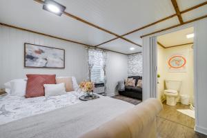Ένα ή περισσότερα κρεβάτια σε δωμάτιο στο Wilmington Area Studio about 4 Mi to Downtown!