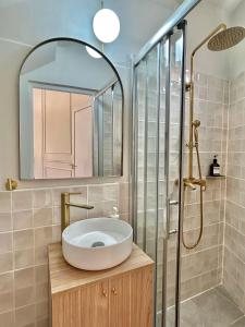 a bathroom with a sink and a shower at ÉPOCA in Santa Cruz de la Palma