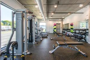 Fitness centrum a/nebo fitness zařízení v ubytování GULCH Located with 4 Beds, Pool, Private Patio and Secure Parking