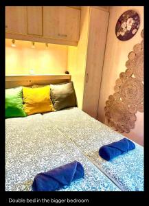 Krevet ili kreveti u jedinici u objektu Wellness bungalow with jacuzzi &sauna&private garden near Amsterdam