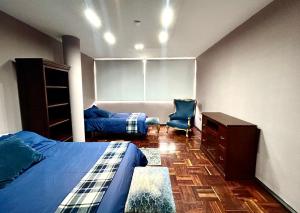 1 dormitorio con 2 camas, vestidor y silla en Luxury Apartment Masaryk 4BR, en Ciudad de México