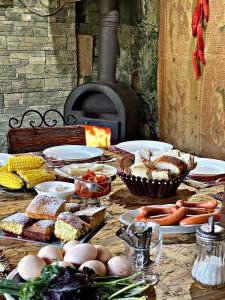 una mesa con huevos, pan y otros alimentos. en Home-restaurant in Vanadzor, en Vanadzor