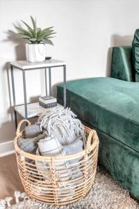 a wicker basket with a table next to a couch at Walk to Downtown Broadway with Pool, Free Parking, and Gym in Nashville