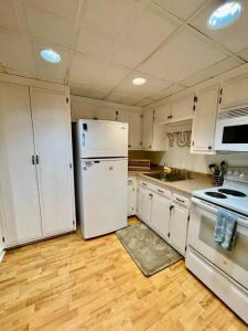 a kitchen with white cabinets and a white refrigerator at Famous MUSIC ROW 1 Bedroom Condo with FREE Parking and Pool in Nashville