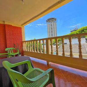 Un balcón con sillas y vistas al océano. en Hostal Mom Mariela en San Andrés