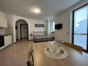 a dining room with a table and a living room at AleGio Home in Zelo Buon Persico