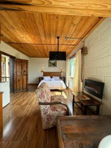- une chambre avec un lit et un canapé dans l'établissement Pousada do Rei Arthur, à Lavras Novas