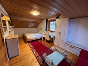 Cette petite chambre comprend un lit et un bureau. dans l'établissement Panoramahaus Steiner, à Mariapfarr