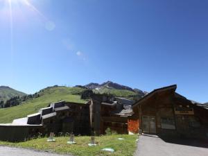 un groupe de bâtiments avec une montagne en arrière-plan dans l'établissement Appartement Avoriaz, 2 pièces, 5 personnes - FR-1-314-172, à Avoriaz