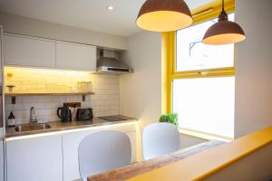 Kuchyň nebo kuchyňský kout v ubytování higgihaus Apartment 4 Clare Street Aparthotel Central Location