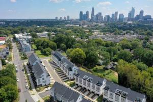 una vista aerea di una città con edifici di 4 Story Queen City Retreat! New! Walk to Downtown! a Charlotte